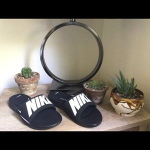 NIKE NWOT Womens Slides/Slipper/Sandal Black/White